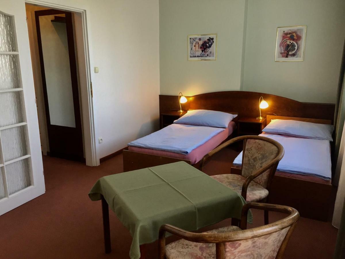 Hotel-Pension Kamyk Prague Extérieur photo
